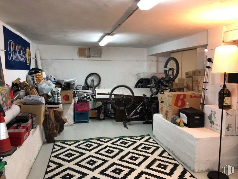 Local en venta en Calle San Cipriano, Vicálvaro, Madrid, 28032 con productos envasados, alumbrado, rueda, bicicleta, edificio, diseño automovilístico, rueda de bicicleta, interiorismo, marco y neumático alrededor