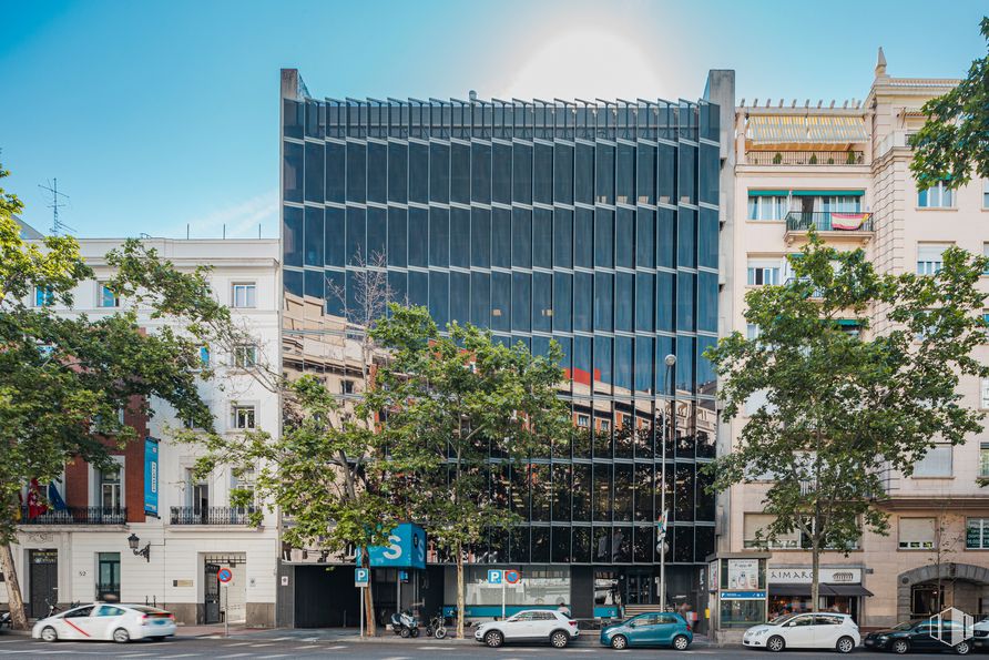 Oficina en alquiler en Calle Velázquez, 50, Salamanca, Madrid, 28001 con edificio, coche, cielo, día, propiedad, rueda, infraestructura, ventana, neumático y árbol alrededor