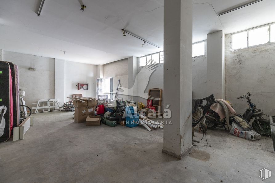 Retail for sale at Calle Gil de Andrade, Alcalá de Henares, Madrid, 28804 with window, tire, wheel, property, interior design, flooring, floor, wall, automotive tire and motor vehicle around