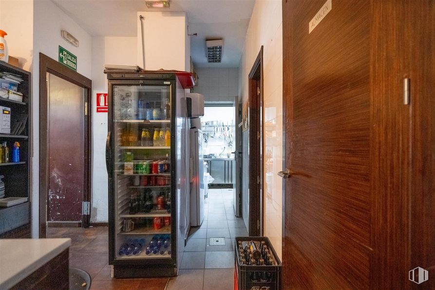 Local en venta en Calle Fuente Cisneros, Alcorcón, Madrid, 28922 con refrigerador, armario, edificio, estante, puerta, estantería, madera, accesorio, ventana y suelo alrededor