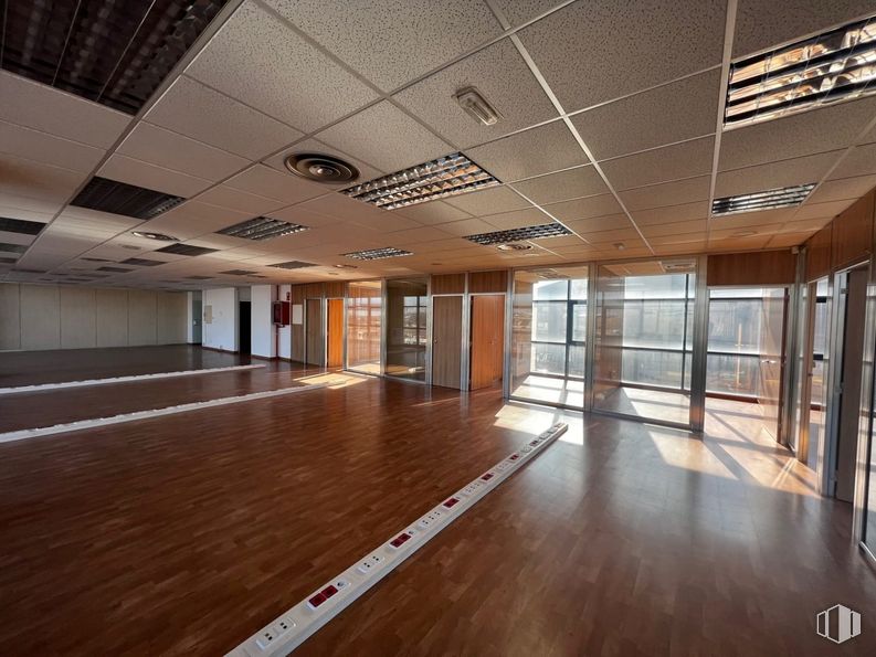 Office for sale at Calle Francisco Alonso, Alcalá de Henares, Madrid, 28806 with flooring, floor, wood, ceiling, wood flooring, interior design, hall, tile flooring, glass and hardwood around