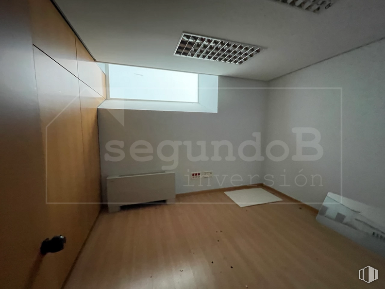 Retail for sale at Calle Escuelas Católicas, 1, Las Rozas de Madrid, Madrid, 28230 with building, wood, flooring, floor, wall, fixture, material property, shade, ceiling and hardwood around