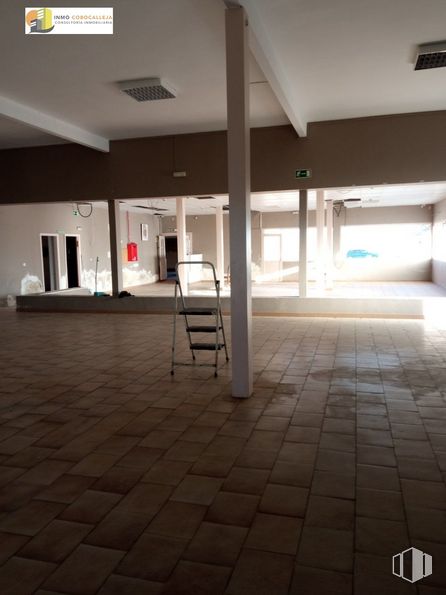 Retail for sale at Zona Serranillos del Valle, Serranillos del Valle, Madrid, 28979 with furniture, fixture, architecture, flooring, floor, wall, material property, tile flooring, parking and gas around