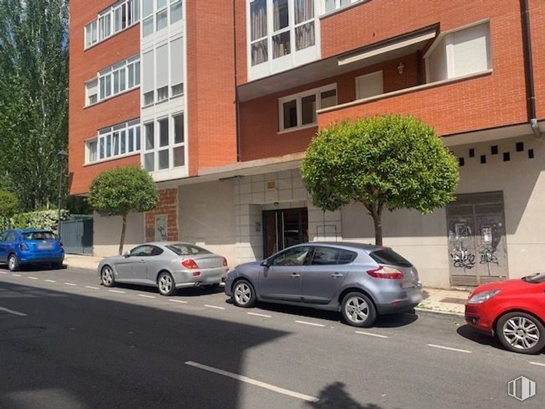 Retail for sale at Calle Agustín Rodríguez Sahagún, Ávila, 05003 with car, wheel, window, building, tire, automotive parking light, land vehicle, vehicle, property and plant around