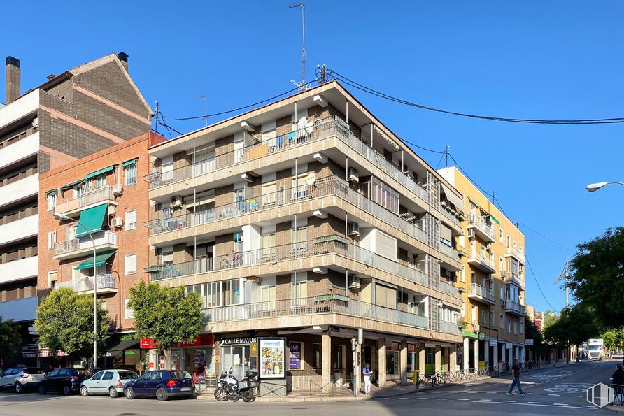 Local en alquiler en Calle Gutiérrez Canales, 1, San Blas - Canillejas, Madrid, 28022 con edificio, durante el día, ventana, ciudad, zona urbana, apartamento, ciudad, zona residencial, barrio y fachada alrededor