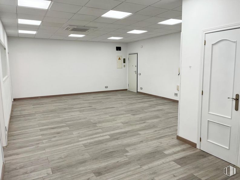 Oficina en venta en Calle Azuela, 1, Collado Villalba, Madrid, 28400 con puerta, lámpara, alumbrado, accesorio, madera, suelos, hall, suelo, madera dura y cerrojo muerto alrededor