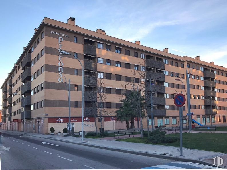 Retail for sale & for rent at Avenida de Belén, 41, Ciempozuelos, Madrid, 28350 with building, sky, window, daytime, street light, cloud, plant, fixture, urban design and tower block around