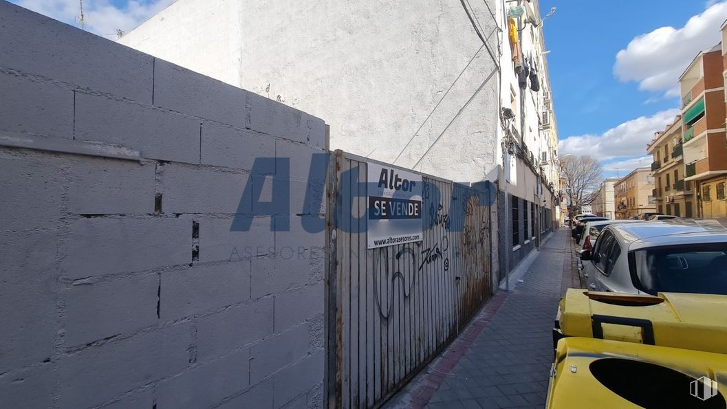 Suelo en venta en Calle Gregorio Ortiz, Villaverde, Madrid, 28021 con cielo, nube, coche, capó, vehículo, edificio, iluminación del automóvil, vehículo de motor, superficie de la carretera y asfalto alrededor