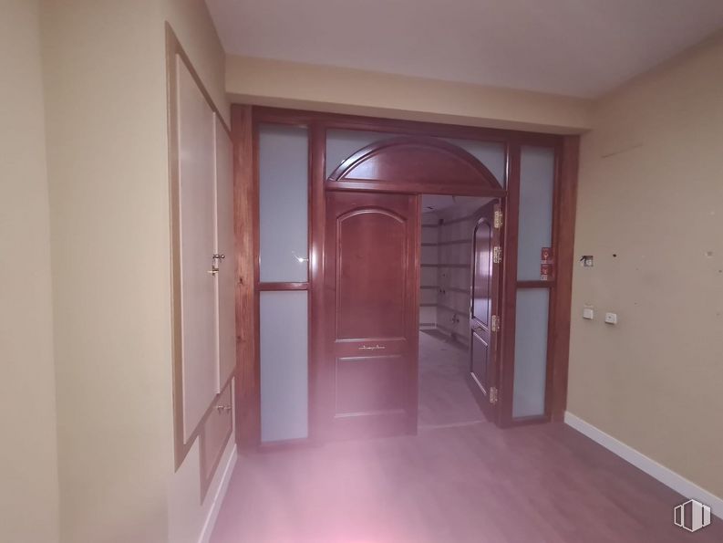 Retail for sale at Zona Centro, Segovia, 40002 with door, building, fixture, handle, wood, hall, dead bolt, home door, door handle and flooring around