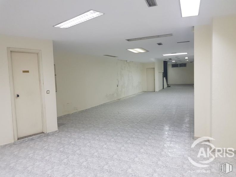 Retail for sale & for rent at Paseo Santa María de la Cabeza, Arganzuela, Madrid, 28019 with door, light fixture, lighting, property, fixture, interior design, flooring, floor, hall and material property around