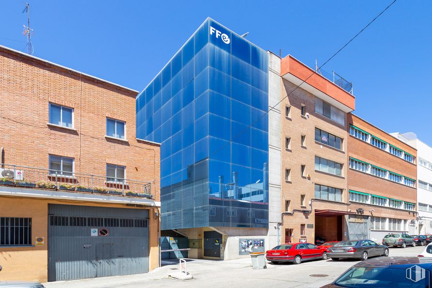 Oficina en alquiler en Calle Rufino González, San Blas - Canillejas, Madrid, 28037 con coche, edificio, vehículo terrestre, cielo, propiedad, ventana, azul, infraestructura, vehículo y diseño urbano alrededor