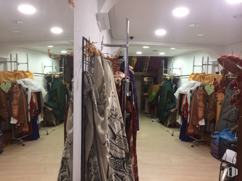 Retail for rent at Plaza del Arrabal, 21, Arévalo, Ávila, 05200 with dress, luggage & bags, interior design, floor, fashion design, flooring, service, clothes hanger, retail and shopping around