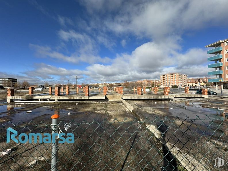 Suelo en venta en Calle Igualdad, Ávila, 05003 con edificio, nube, cielo, asfalto, superficie de la carretera, diseño urbano, paisaje, horizonte, carretera y fachada alrededor