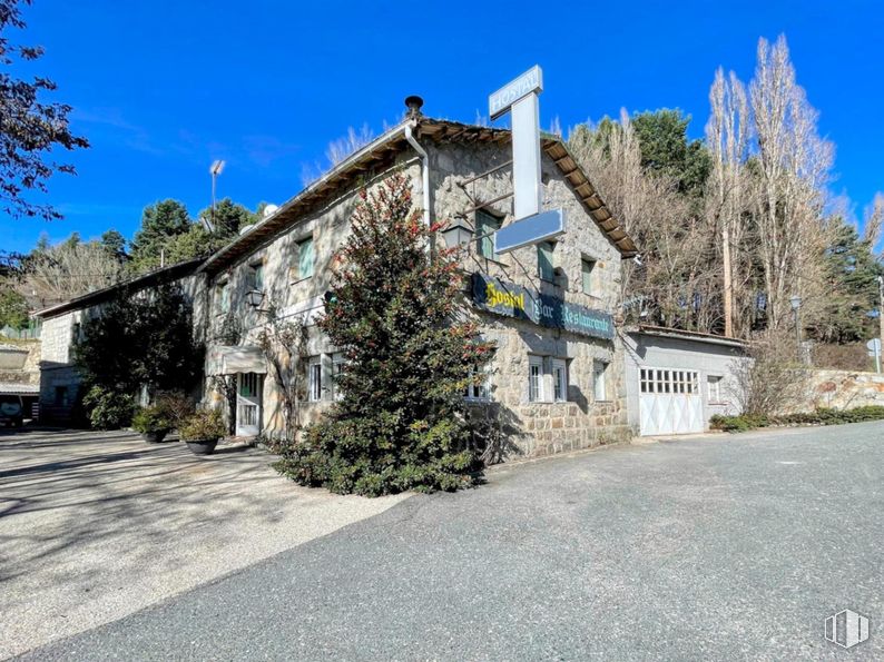 Retail for sale at Zona Guadarrama, Guadarrama, Madrid, 28440 with house, home, slope, tar, driveway, conifers, fir and inn around