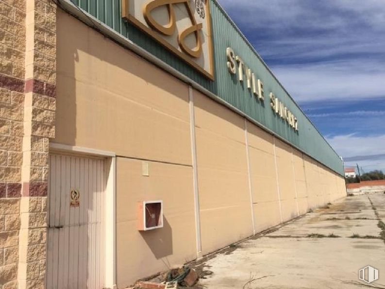 Industrial for sale at Carretera Gálvez a Menansalvas, 19, Menasalbas, Toledo, 45128 with door, building, cloud, sky, wood, facade, asphalt, residential area, fixture and tints and shades around