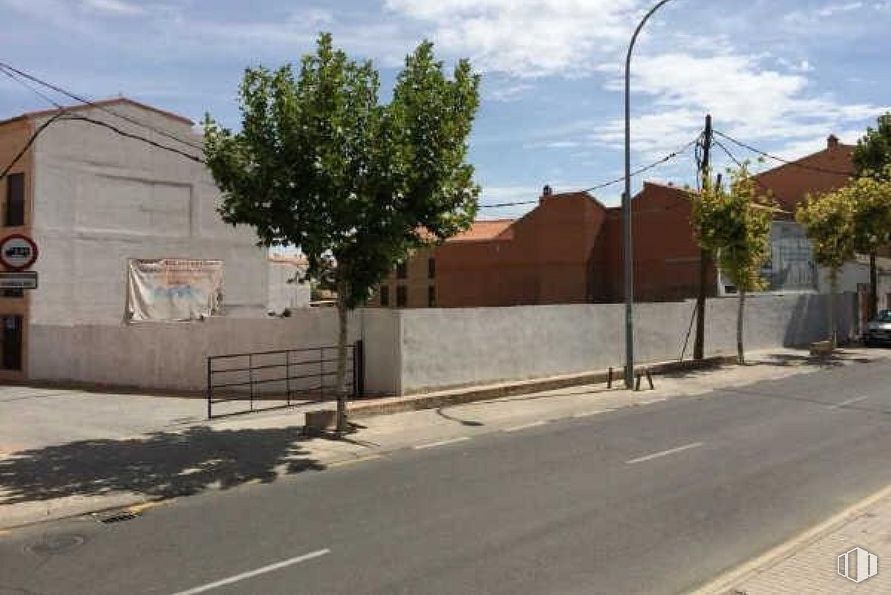 Land for sale at Calle Real, Bargas, Toledo, 45593 with street light, building, cloud, sky, road surface, asphalt, tree, house, plant and fence around