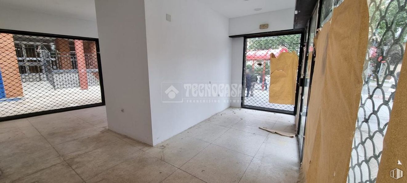 Local en alquiler en Avenida España, Pinto, Madrid, 28320 con accesorio, madera, suelo, suelos, material compuesto, pintura, hall, techo, vidrio y material de construcción alrededor