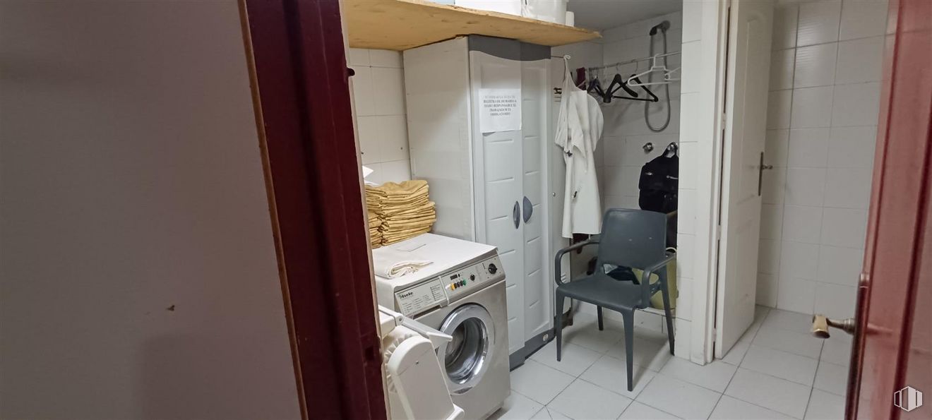 Retail for rent at Calle Castilla, 15, Tetuán, Madrid, 28039 with washing machine, chair, laundry room, clothes dryer, door, interior design, floor, major appliance, home appliance and wood around