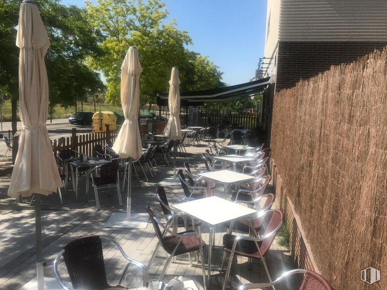 Retail for rent at calle Juan Gris, Torrejón de Ardoz, Madrid, 28850 with chair, table, furniture, outdoor table, outdoor furniture, restaurant, kitchen & dining room table, shade, cafeteria and coffee table around