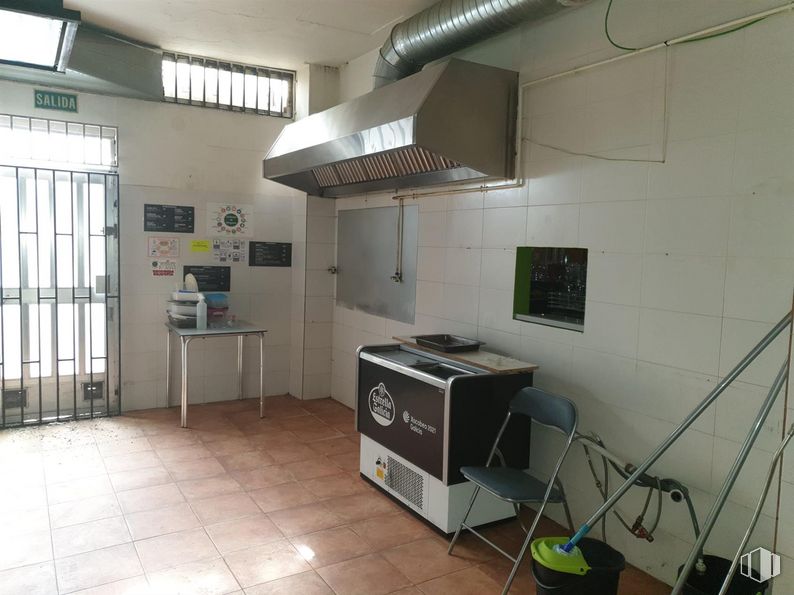 Local en alquiler y venta en Zona Parque Liana , Móstoles, Madrid, 28934 con silla, puerta, mesa, suelos, suelo, pared, aparato de cocina, accesorio, gas y edificio alrededor