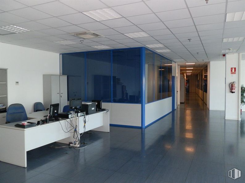 Nave en alquiler en Zona Industrial, Borox, Toledo, 45222 con escritorio, edificio, interiorismo, accesorio, suelo, suelos, silla, mesa, techo y vidrio alrededor