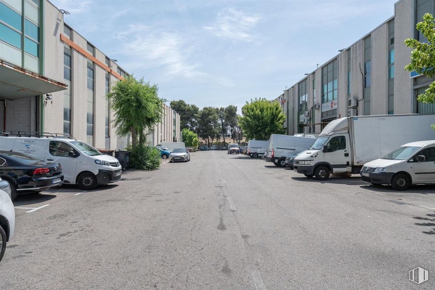 Industrial for sale at San Cristóbal, Villaverde, Madrid, 28021 with car, van, building, tire, wheel, land vehicle, automotive parking light, vehicle, sky and property around