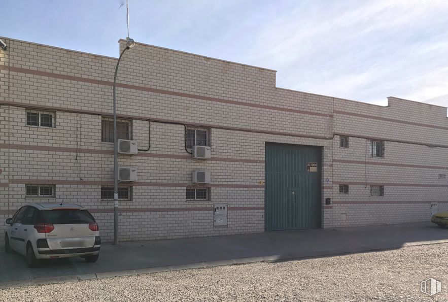 Industrial for sale at Calle Seoane, 14, Yeles, Toledo, 45220 with car, door, building, automotive parking light, tire, cloud, sky, wheel, automotive tail & brake light and vehicle around