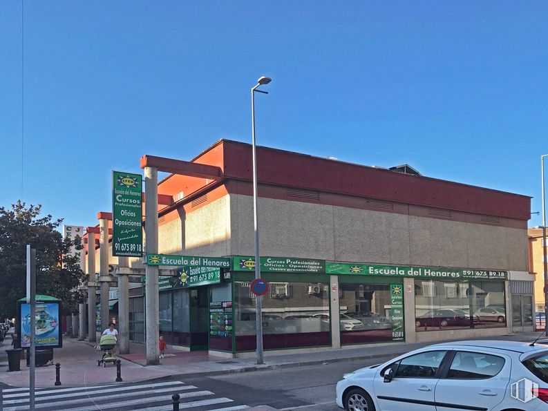 Retail for rent at Avenida Fronteras, 15, Torrejón de Ardoz, Madrid, 28850 with car, building, automotive parking light, sky, wheel, tire, street light, vehicle, vehicle registration plate and asphalt around