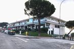 Retail for sale at Avenida Sauces, 43, Móstoles, Madrid, 28935 with waste container, building, plant, window, sky, tire, tree, wheel, neighbourhood, asphalt, residential area and road around