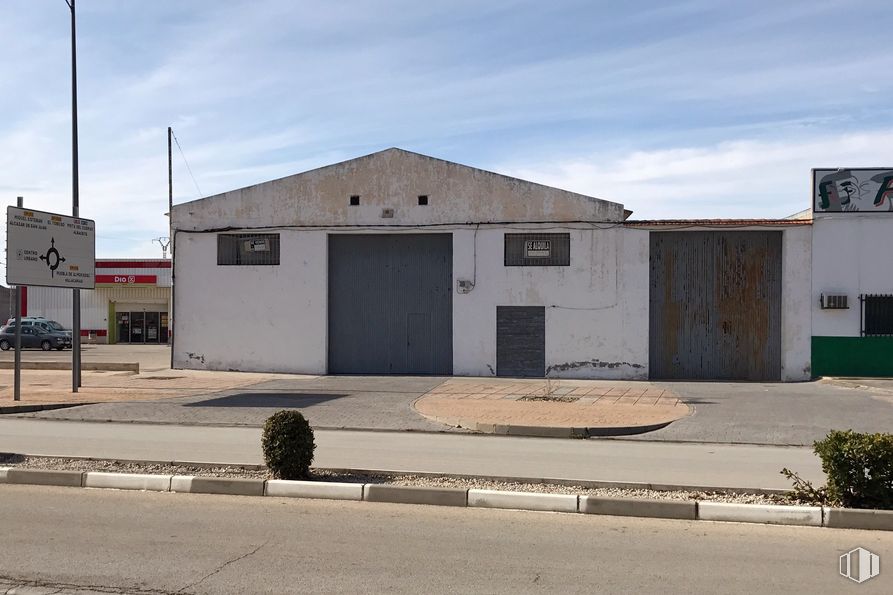 Industrial for sale at Carretera Circunvalacion, 22, Quintanar de la Orden, Toledo, 45800 with building, door, sky, cloud, plant, road surface, asphalt, residential area, window and house around