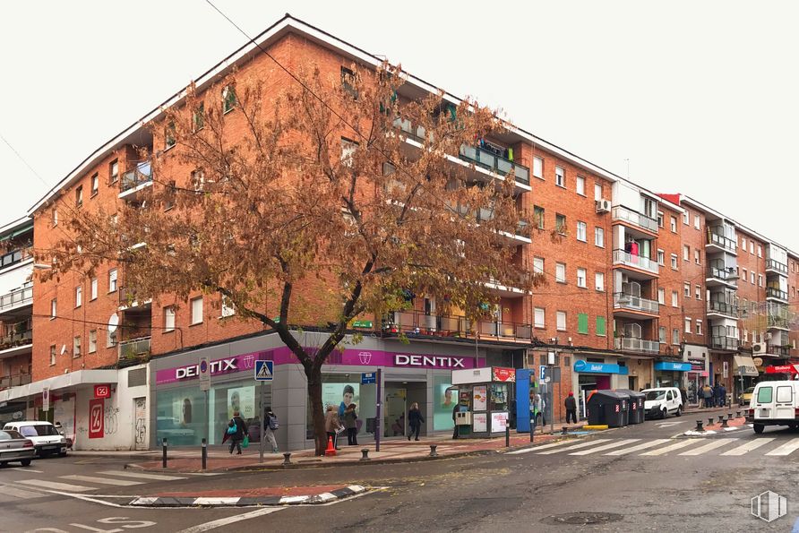 Local en alquiler y venta en Calle Constitución, 39, Alcobendas, Madrid, 28100 con edificio, cielo, ventana, coche, vehículo, árbol, rueda, diseño urbano, superficie de carretera y condominio alrededor