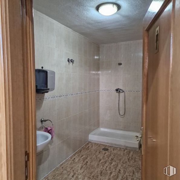 Nave en alquiler y venta en Avenida Naciones, Illescas, Toledo, 45200 con fregadero, alumbrado, accesorios de fontanería, edificio, propiedad, cuarto de baño, grifo, morado, accesorio y interiorismo alrededor