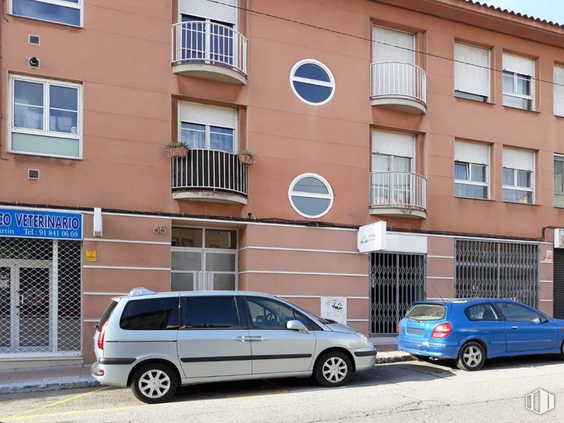 Retail for rent at Avenida España, El Molar, Madrid, 28710 with car, window, wheel, tire, automotive parking light, land vehicle, vehicle, building, property and motor vehicle around