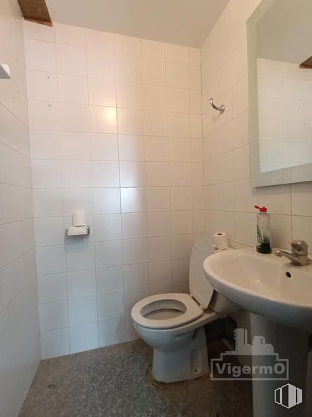 Local en alquiler en Zona Fresnos, Torrejón de Ardoz, Madrid, 28850 con inodoro, fregadero, propiedad, accesorios de fontanería, cuarto de baño, lavabo, grifo, morado, interiorismo y suelo alrededor