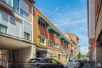 Office for rent at Calle Alejandro Villegas, 29, Hortaleza, Madrid, 28043 with car, window, building, neighbourhood, apartment, urban design, mixed-use, family car, condominium and sidewalk around