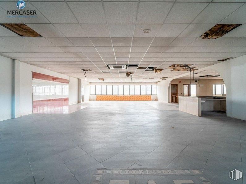 Office for sale at Calle Francisco Aritio, 66, Guadalajara, 19004 with furniture, building, hall, flooring, floor, window, fixture, ceiling, wood, concrete and house around