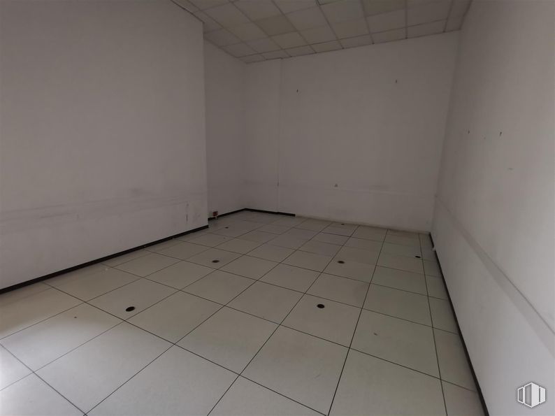 Office for rent at Calle Haya, 4, Carabanchel, Madrid, 28044 with fixture, flooring, rectangle, floor, wood, line, tile flooring, material property, composite material and symmetry around