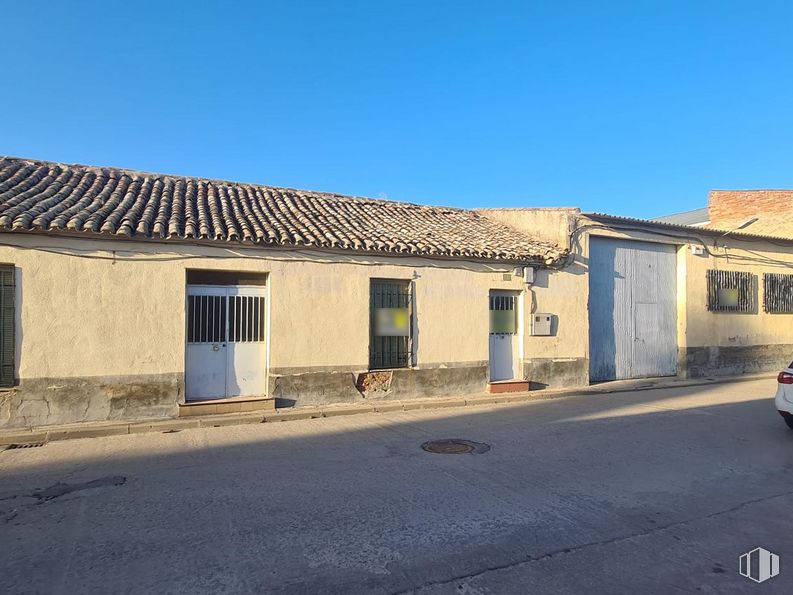 Industrial for sale at Calle Fábrica, La Mata, Toledo, 45534 with window, house, sky, building, vehicle registration plate, road surface, fixture, asphalt, vehicle and tints and shades around