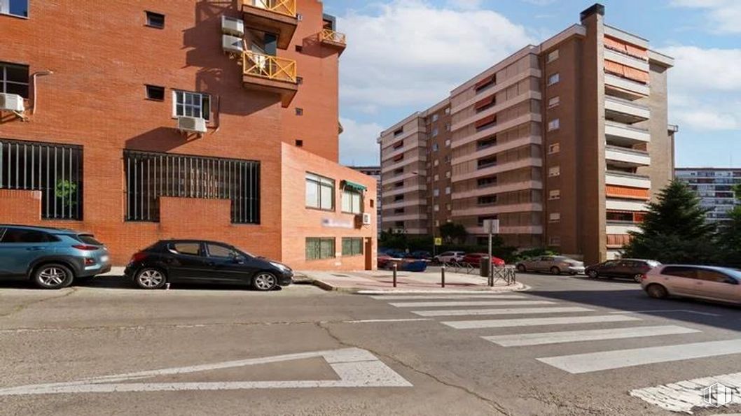 Retail for sale at Calle Persuasión, 3, Ciudad Lineal, Madrid, 28027 with car, house, building, window, wheel, land vehicle, cloud, sky, tire and vehicle around