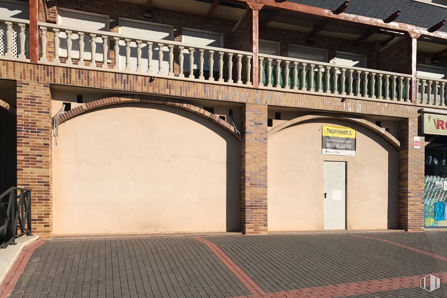 Retail for sale at Calle Cordel Hormigos, 1, Casarrubios del Monte, Toledo, 45950 with door, building, road surface, wood, line, facade, real estate, bridge, shade and tints and shades around