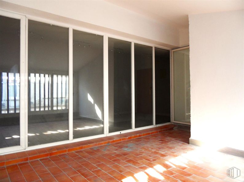 Oficina en alquiler en Calle Ricardo de la Vega, Getafe, Madrid, 28901 con suelos, suelo, vidrio, suelos de madera, suelo de baldosas, iluminación natural, tinte para madera, madera dura, puerta de casa y transparencia alrededor