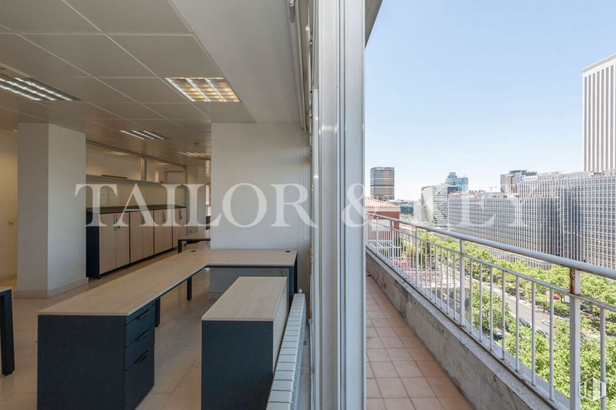 Oficina en venta en Paseo Castellana, Chamartín, Madrid, 28046 con lámpara, edificio, cielo, diseño urbano, interiorismo, condominio, accesorio, suelo, ventana y edificio comercial alrededor