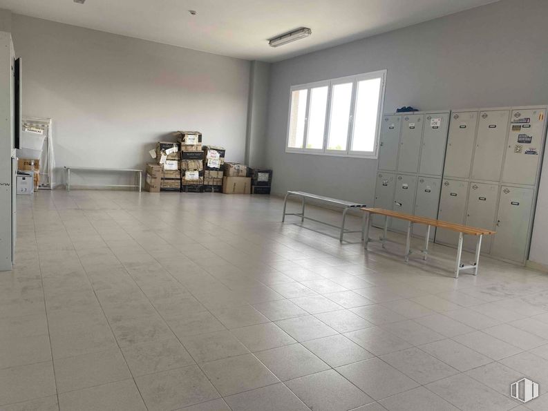 Industrial for rent at Zona La Cantueña, Fuenlabrada, Madrid, 28946 with window, table, desk, light fixture, flooring, floor, ceiling, grey, tile flooring and tile around