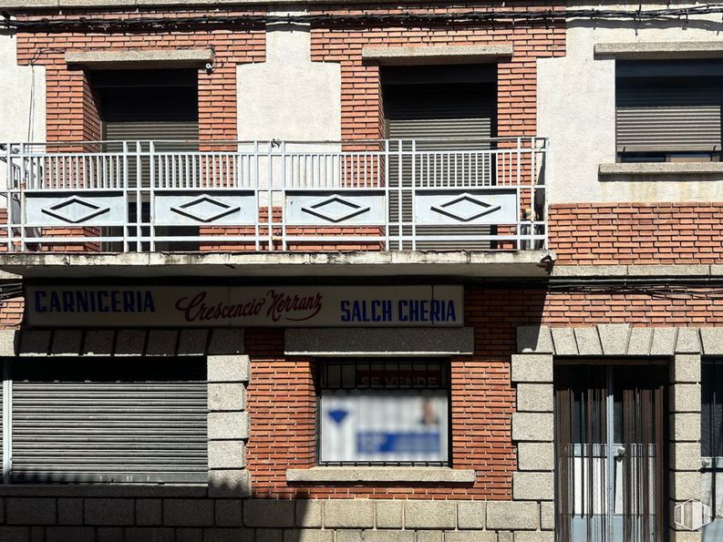 Retail for sale at Centro urbano, El Hoyo de Pinares, Ávila, 05250 with window, building, property, fixture, wood, building material, brickwork, neighbourhood, brick and line around