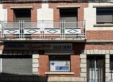 Retail for sale at Calle Santa Teresa, El Hoyo de Pinares, Ávila, 05250 with window, building, property, fixture, wood, building material, brickwork, neighbourhood, brick and line around