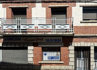 Retail for sale at Calle Santa Teresa, El Hoyo de Pinares, Ávila, 05250 with window, building, property, fixture, wood, building material, brickwork, neighbourhood, brick and line around