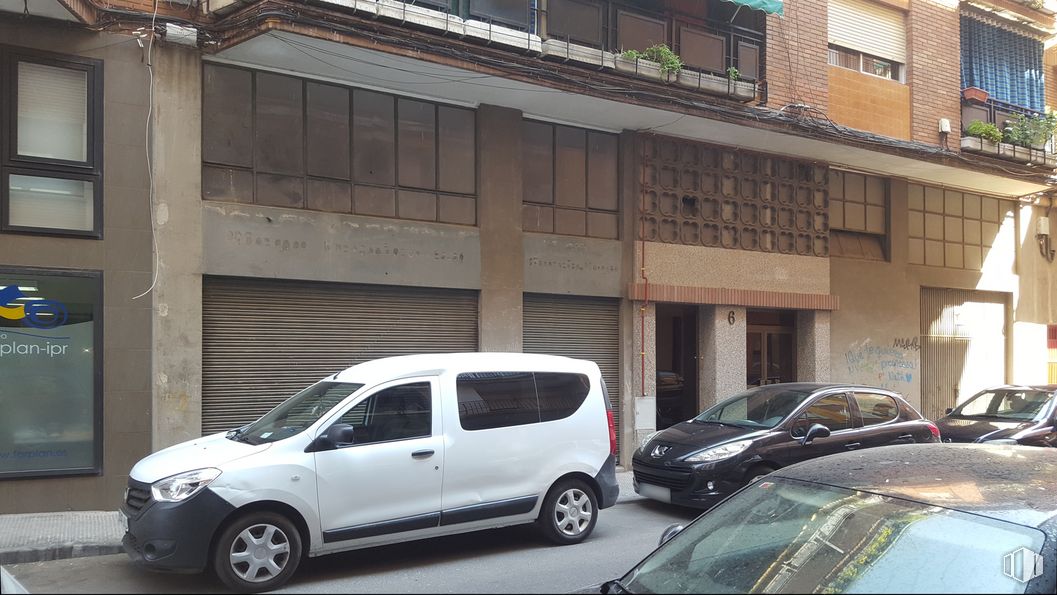 Retail for sale & for rent at Calle General Cuesta, 6, Talavera de la Reina, Toledo, 45600 with wheel, car, tire, window, automotive parking light, vehicle, building, automotive lighting, motor vehicle and automotive tire around