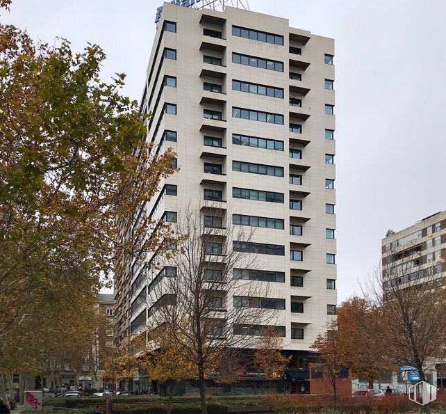 Oficina en alquiler en Avenida General Perón, 27, Tetuán, Madrid, 28020 con edificio, ventana, tiempo de día, cielo, bloque de pisos, rascacielos, árbol, diseño urbano, condominio y barrio residencial alrededor