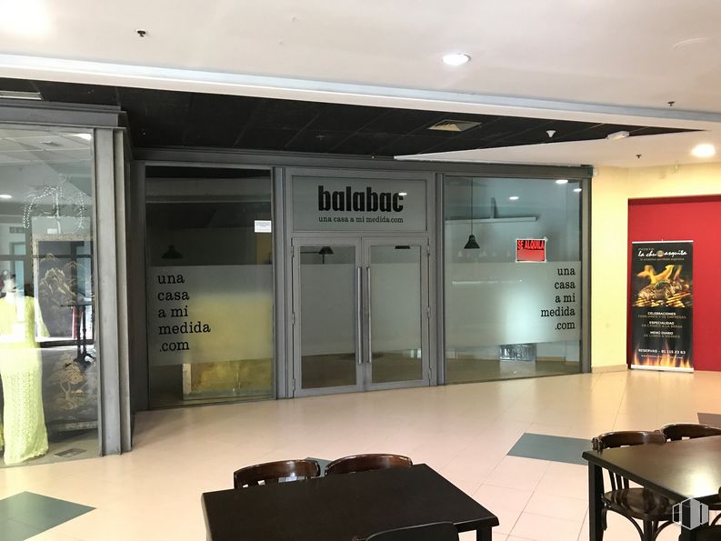 Local en venta en Centro Comercial La Rotonda, Plaza Toro, 1, Tres Cantos, Madrid, 28760 con mesa, mueble, diseño de interiores, arquitectura, puerta, suelo, piso, pasillo, sofá y accesorio alrededor