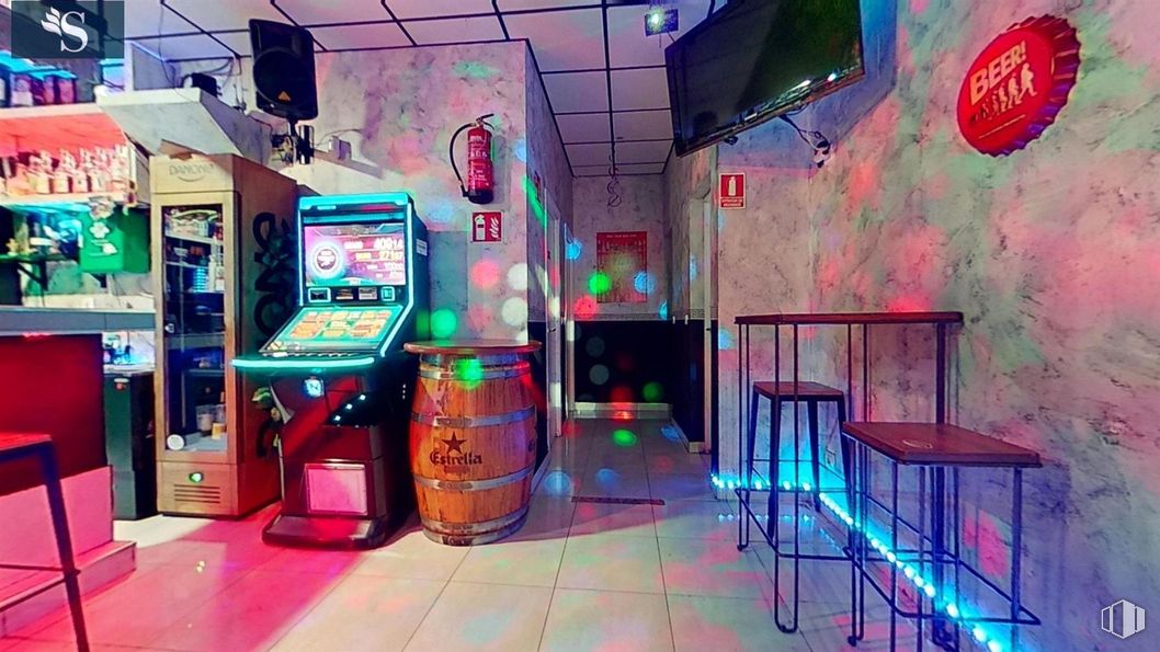 Retail for rent at Zona centro, Alcobendas, Madrid, 28100 with television, stool, lighting, light fixture, display device, bar and visual effect lighting around